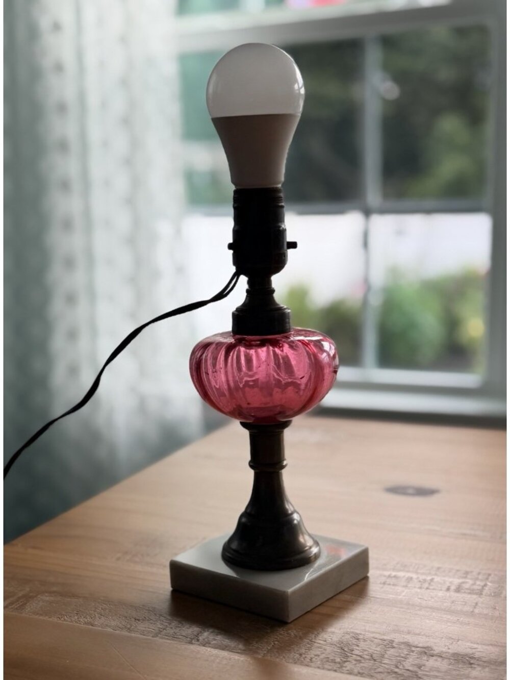 VTG CRANBERRY Electrified TABLE LAMP Brass & Marble Base Tested & Works, Boudoir